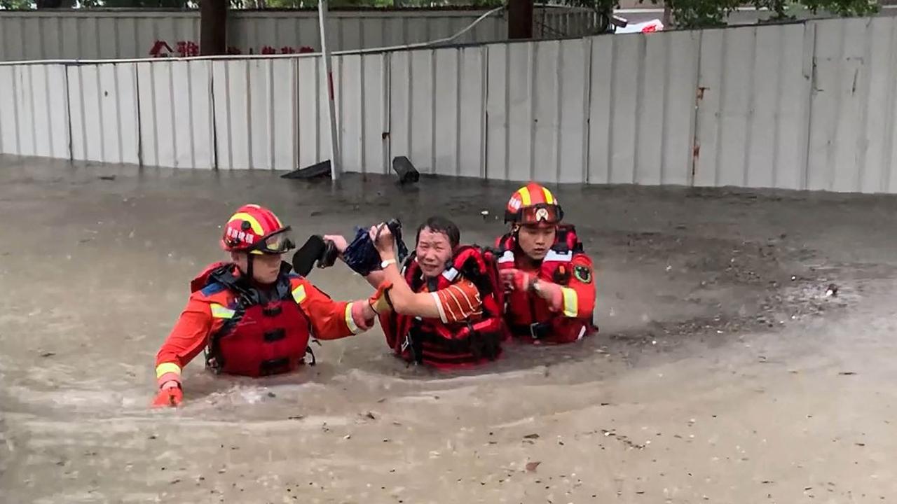 Sekolah-sekolah pun juga ditutup selama hari kedua. <br><br>Hal itu dilakukan karena genangan banjir yang merendam kawasan kota masih cukup tinggi.