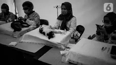 Petugas Bidang Peternakan Dinas Ketahanan Pangan dan Pertanian DKI Jakarta melakukan kastrasi atau kebiri terhadap kucing jantan lokal di Balai Kota DKI, Selasa (15/10/2019). Kegiatan memperingati Hari Rabies Dunia 2019 ini diharap bisa mengendalikan populasi kucing. (Liputan6.com/Faizal Fanani)