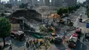 Tim SAR mencari korban di antara puing-puing bangunan yang runtuh di Gwangju, Korea Selatan (9/6/2021).  Sedikitnya 9 orang tewas dan 8 terluka akibat sebuah gedung lima lantai runtuh tiba-tiba ketika sedang dalam proses pembongkaran. (AFP/Yonhap)