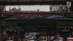 Pekerja konstruksi menyelesaikan pembangunan LRT Jabodebek rute Cawang-Dukuh Atas di Cawang, Jakarta, Jumat (8/3). Kementerian PUPR mengungkapkan ada sejumlah tantangan di sektor jasa konstruksi pada era Revolusi Industri 4.0. (Liputan6.com/Faizal Fanani)