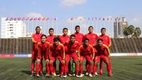 Para pemain Timnas Indonesia U-22 foto bersama sebelum melawan Malaysia U-22 pada laga Piala AFF U-22 2019 di Stadion National Olympic, Phnom Penh, Selasa (20/2). Kedua negara bermain imbang 2-2. (Bola.com/Zulfirdaus Harahap)