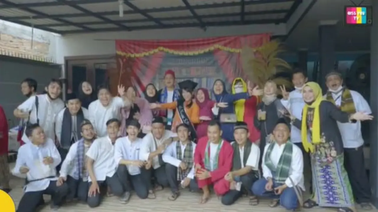 6 Momen Wisuda Adik Ayu Ting Ting, Meriah Diarak Keliling Kampung