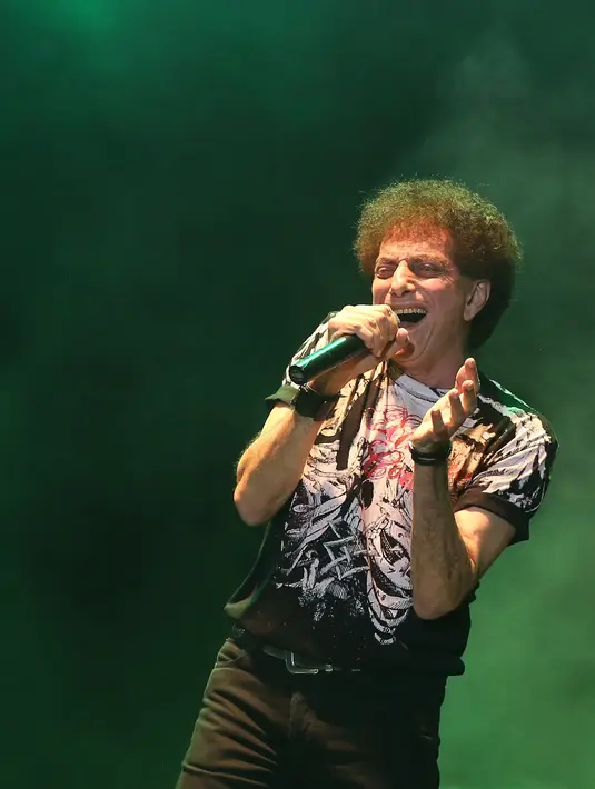 God Bless membawakan sekitar 12 lagu. Iyek dan kawan-kawan menutup aksi panggungnya dengan lagu Semut Hitam. Penampilan selanjutnya adalah grup musik rock yang telah berusia 25 tahun, Dream Theater. (Bambang E. Ros/Bintang.com)