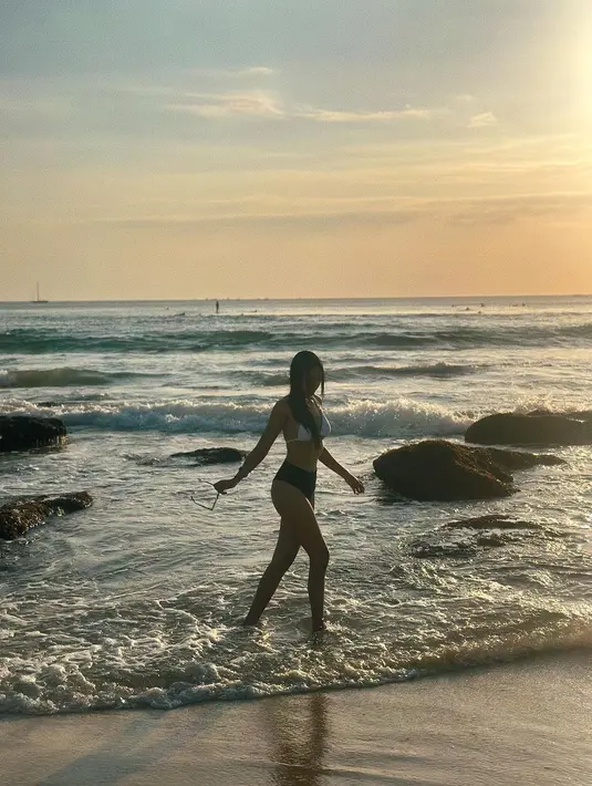 Anya Geraldine juga tampak tak bisa jauh-jauh dari aktivitas yang berhubungan dengan air. Di sini, ia tampil memukau walau hanya siluet, mengenakan bikini putih dan hitam. [Foto: Instagram/anyageraldine]