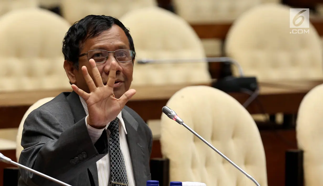 Mahfud MD hadir dalam rapat dengar pendapat umum di Komplek Parlemen Senayan, Jakarta, Selasa (18/7). Mahfudnya juga dimintai keterangan terkait dengan kedudukan KPK dalam sistem ketatanegaraan berdasarkan UUD 1945. (Liputan6.com/Johan Tallo)