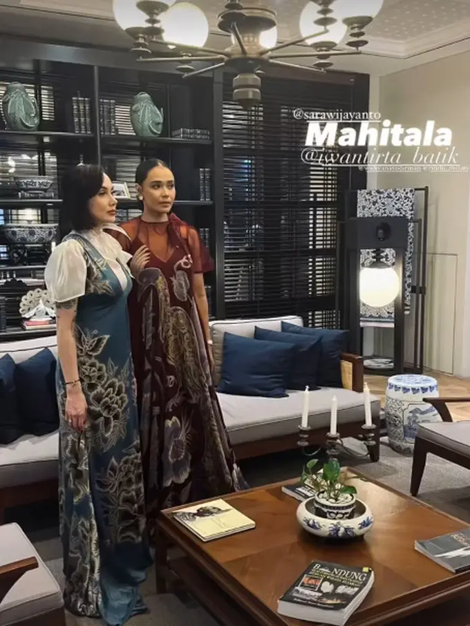 Tampilan Bak Anak Kembar dari Sara Wijayanto dan Adinia Wirasti Kenakan Dress Batik di Pernikahan Wisnu Hardana