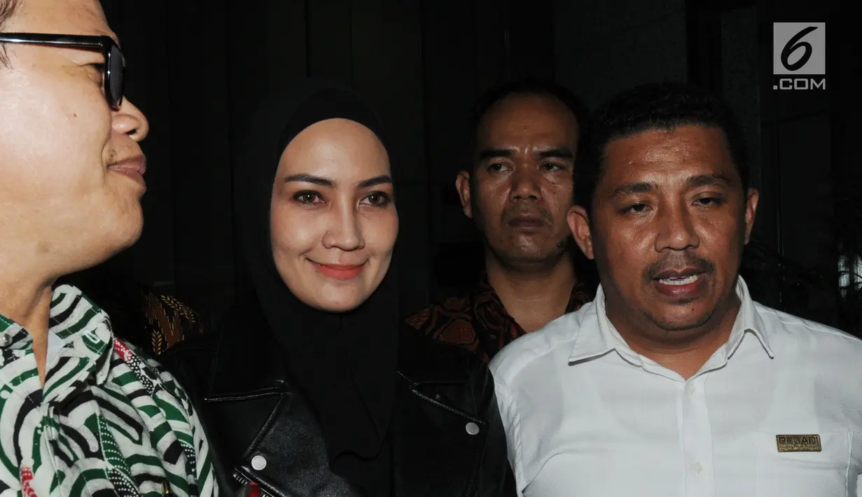 Model asal Manado, Fenny Steffy Burase seusai menjalani pemeriksaan di gedung KPK, Jakarta, Rabu (18/7). Steffy Burase diperiksa hampir 13 jam terkait kasus alokasi dana otonomi khusus (otsus) Aceh tahun anggaran 2018. (Merdeka.com/Dwi Narwoko)