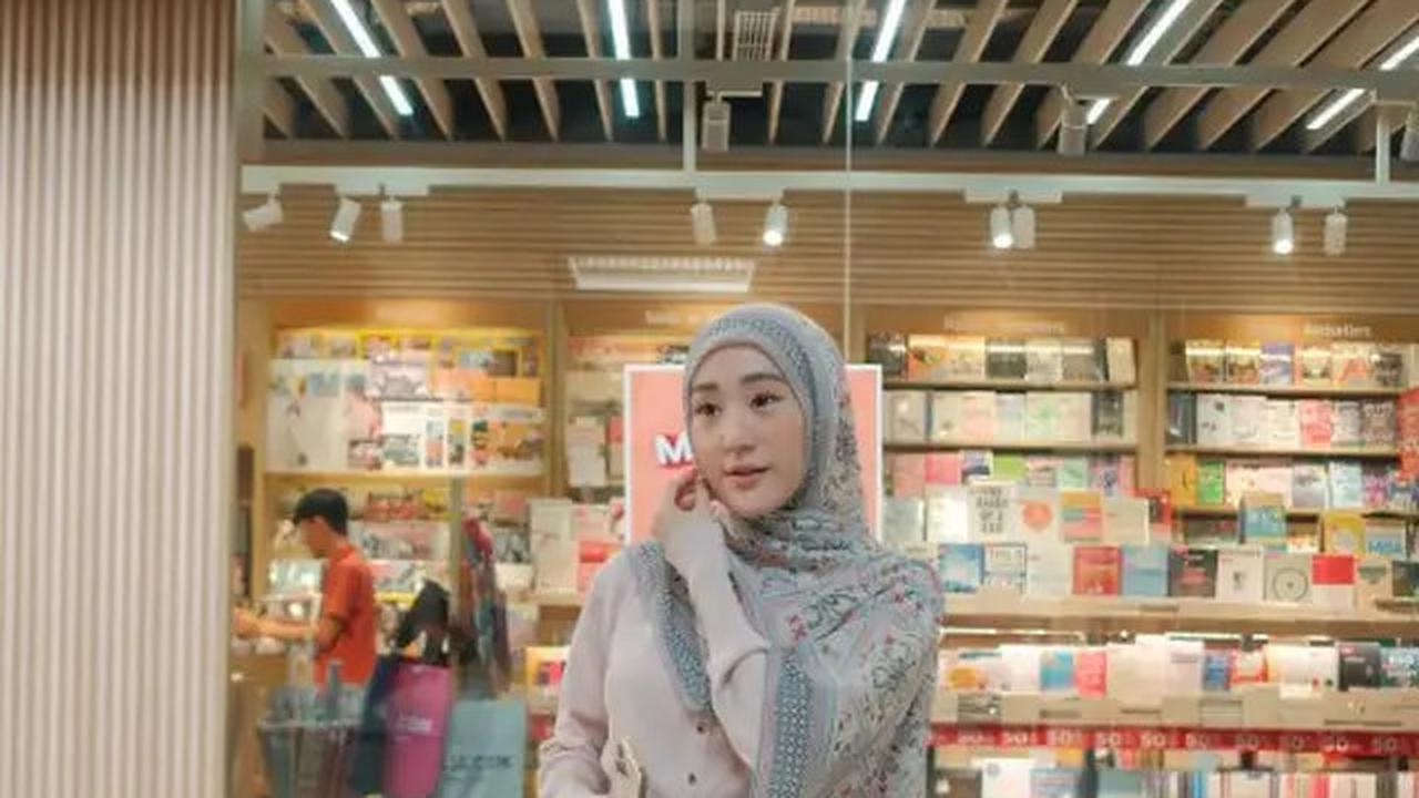 Potret Larissa Chou dengan Hijab Motif, Inspirasi Gaya Muslimah 2025 untuk Ibu Muda