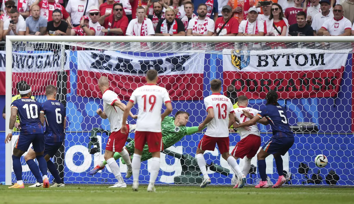 Kiper Timnas Belanda, Bart Verbruggen gagal menjangkau bola sundulan yang dilepaskan striker Timnas Polandia, Adam Buksa pada laga Grup D Euro 2024 di Volksparkstadion, Hamburg, Jerman, Minggu (16/6/2024). (AP Photo/Ebrahim Noroozi)