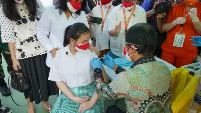 Wamenkes Dante Saksono Harbuwono memvaksin COVID-19 anak 12-17 tahun. (Foto: SVS)