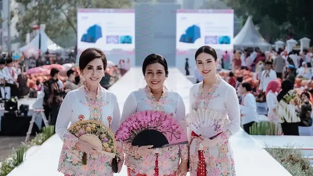 6 Momen Menteri Perempuan Kompak Pakai Kebaya Encim saat Melenggang di Catwalk Istana Berkebaya
