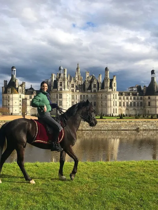 Puff jacket dan legging adalah outfit ternyaman saat kamu dan pasangan sedang horseback riding date, lho. (instagram/kendalljenner)