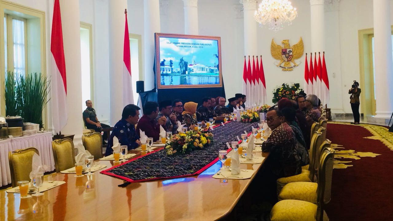 Presiden Jokowi bersama 23 Kepala Daerah di Istana Bogor. (Dok Merdeka.com)