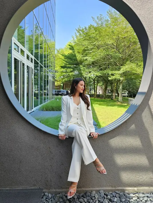 <p>Bisa juga dengan tampil monochrome. Serba putih seperti Raisa memberi look elegan yang sederhana. [Instagram/raisa6690]</p>