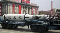 Rudal kapal selam dipamerkan di parade kelahiran Kim Il-sung di Korut  (AP Photo)