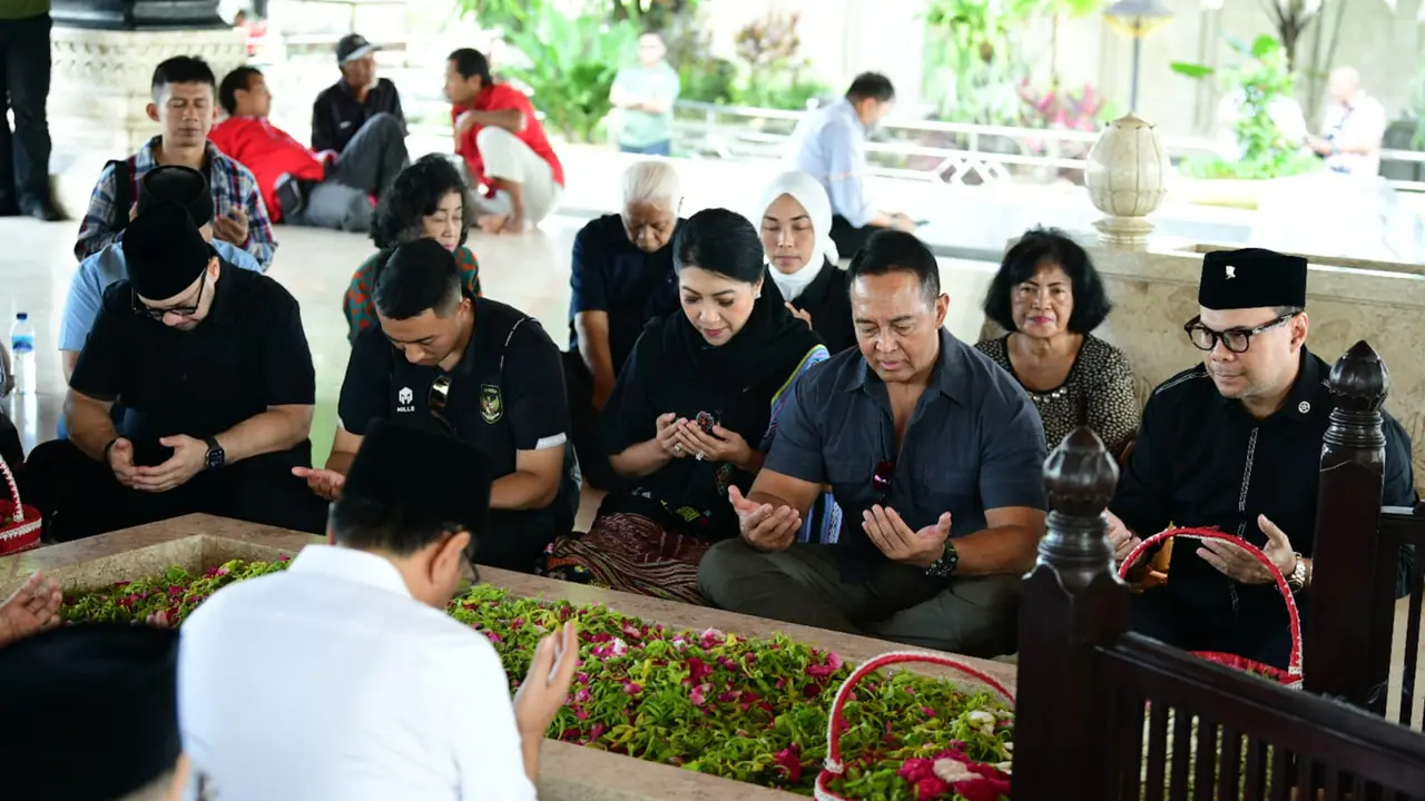 Bertepatan dengan Haul Bung Karno ke-53, mantan Panglima TNI Jenderal (Purn) Andika Perkasa berziarah ke makam Presiden pertama RI Soekarno di Blitar, Jawa Timur (Jatim), Rabu (21/6/2023) (Istimewa)
