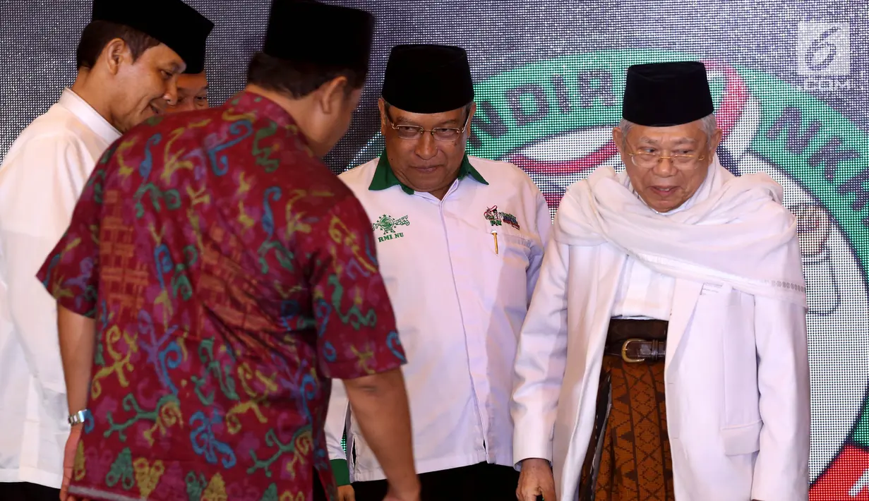  Ketua Umum PBNU KH Said Aqil Siradj (tengah) bersama Rais Aam PBNU KH Ma'ruf Amin (kanan) saat menghadiri sekaligus membuka acara Grand Launcing hari Santri 2017 di Gedung PBNU, Jakarta, Kamis (10/8). (Liputan6.com/Johan Tallo)