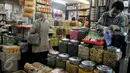 Pedagang melayani penjualan kue kering di Pasar Mayestik, Jakarta, Selasa (30/6/2015). Memasuki pertengahan Ramadan, permintaan kue kering mulai meningkat. (Liputan6.com/Johan Tallo)