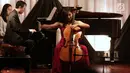 Musisi Celoist Korea Selatan Hee Young Lim saat menggelar konser yang bertajuk Hee Young Lim Cello Indonesia Tour di Jakarta Pusat, Sabtu (9/2). Hee Young Lim membawakan beberapa lagu dari album french cello concertos. (Liputan6.com/Faizal Fanani)