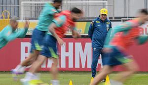 Pelatih kepala tim nasional Brasil, Carlo Ancelotti mengamati para pemainnya selama sesi latihan di Sao Paulo, pada 3 Juni 2025. (Nelson ALMEIDA/AFP)