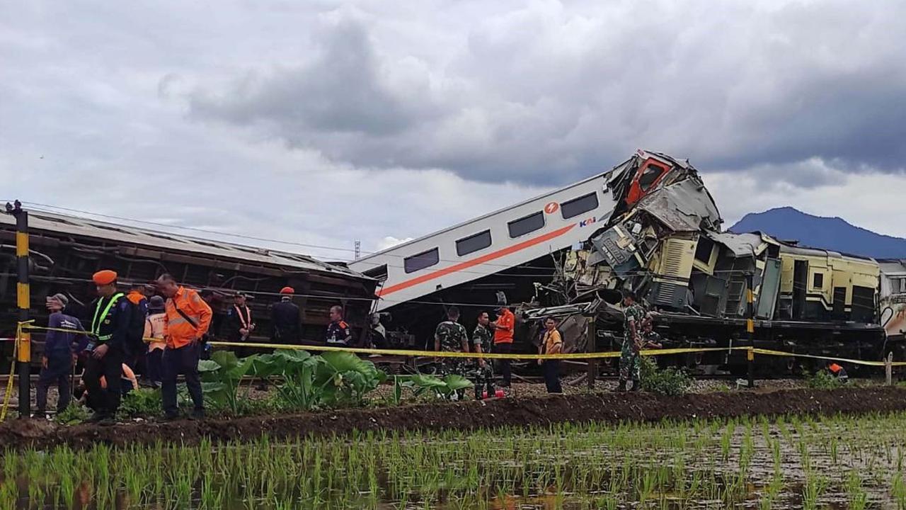 Kereta Api (KA) Turangga dan KA commuter line Bandung Raya mengalami tabrakan di lintas Haurpugur - Cicalengka, Bandung, Jawa Barat, pada Jumat (5/1/2024). Kedua kereta api tersebut tampak ringsek setelah adu banteng.