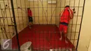 Dua tersangka saat berada di dalam tahanan di Polres Jakarta Pusat, Selasa (17/11). Polres Jakpus berhasil menangkap 2 pelaku perdagangan manusia (human traficking) dengan iming-iming bekerja sebagai PRT. (Liputan6.com/Gempur M Surya)