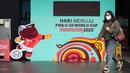 Seorang wartawan melewati papan elektronik hitung mundur yang terletak di GBK Arena, Senayan, Jakarta, Kamis (30/03/2023) sebagai respon pembatalan Indonesia sebagai tuan rumah Piala Dunia U-20 2023 oleh FIFA. (Bola.com/Bagaskara Lazuardi)
