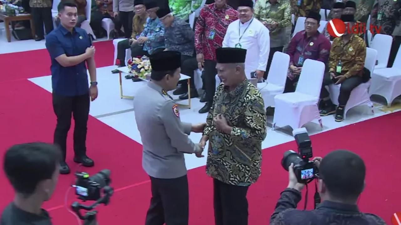 Gercep Turun Podium dan Menyalami Mantan Komandannya<br>