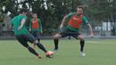 Ilija Spasojevic (kanan) saat berebut bola dengan rekannya Gavin Kwan saat berlatih di Lapangan ABC, Senayan,  (24/4/2018). Timnas akan mengikuti turnamen PSSI Anniversary 27 April-3 Mei 2018. (Bola.com/Nicklas Hanoatubun)