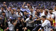 Para pemain Real Madrid merayakan gelar juara La Liga Spanyol usai menaklukkan Malaga di Stadion La Rosaleda, Malaga, Minggu (21/5/2017). Malaga kalah 0-2 dari Madrid. (AP/Daniel Tejador)