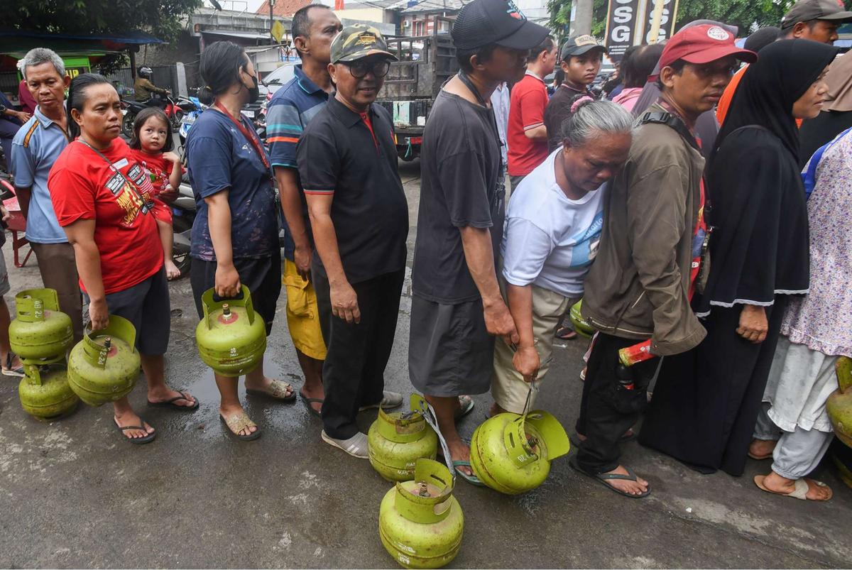 Antrean pembeli gas 3 kg