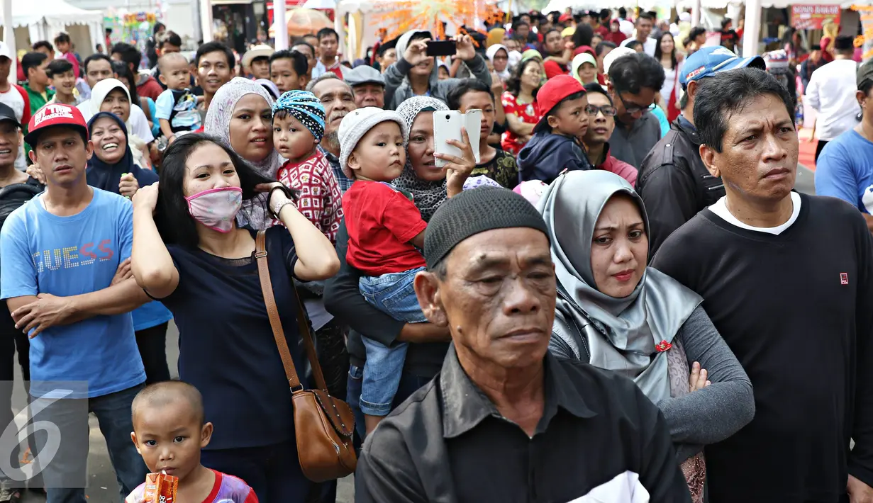 Warga saat menghadiri Festival Palang Pintu 2016 di Kemang, Jakarta, (28/5). Festival tersebut menampilkan budaya Betawi di sepanjang Jalan Kemang Raya dengan dua panggung utama dan sekitar 270 booth. (Liputan6.com/Immanuel Antonius)