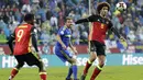 Pemain Belgia, Marouane Fellaini (kanan) mengontrol bola dari kejaran pemain Bosnia, Senad Lulic (tengah) pada kualifikasi Piala Dunia 2018 grup H di Grbavica stadium, Sarajevo, Bosnia, (7/10/2017). Belgia menang 4-3. (AP/Amel Emric)