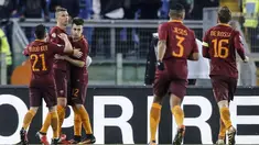 Para pemain AS Roma merayakan gol Edin Dzeko (2kiri) saat melawan Sampdoria pada laga Coppa Italia di di Roma Olympic stadium, Kamis (19/1/2017). Roma menang 4-0. (Angelo Carconi/ANSA via AP)