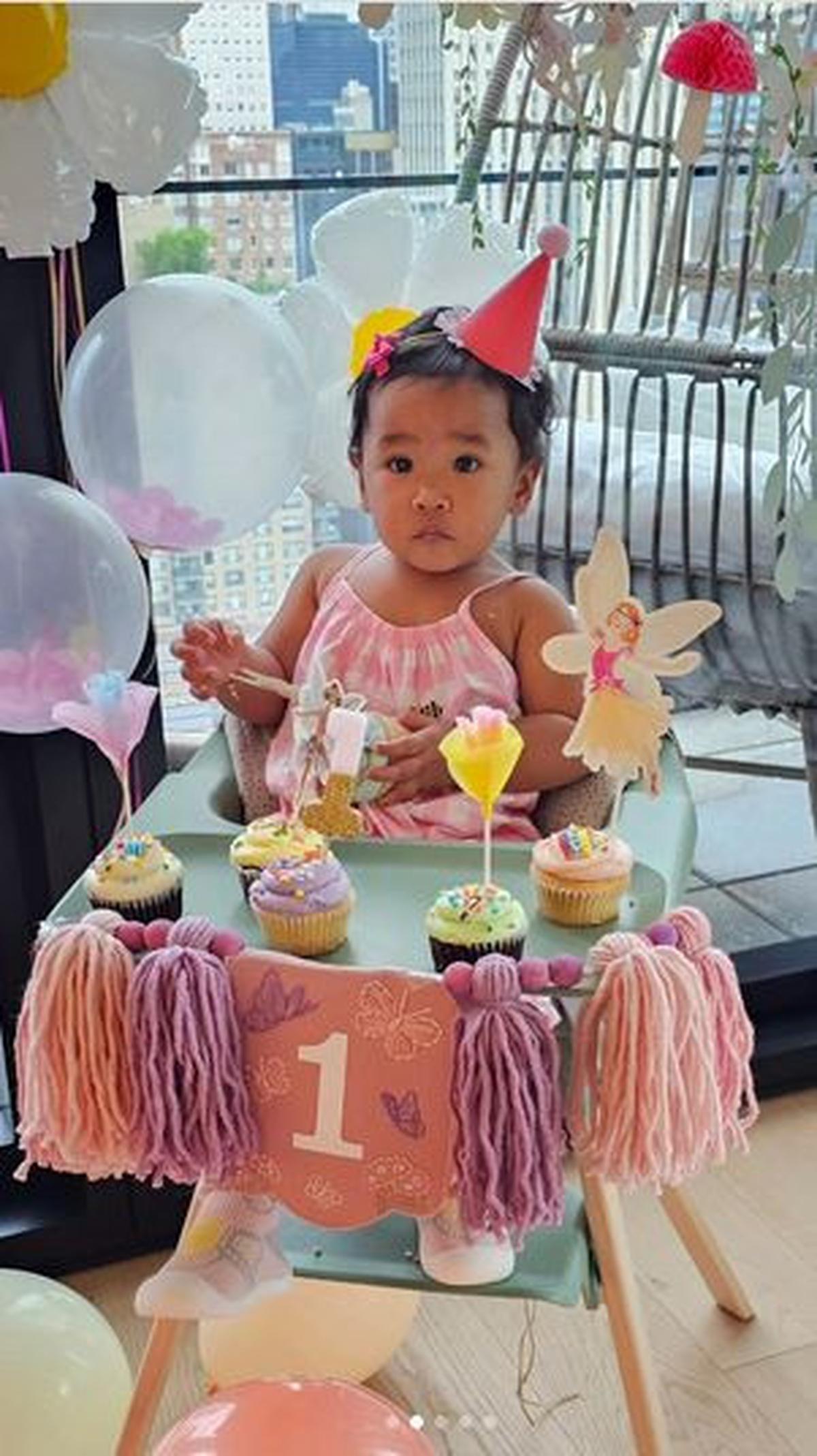 "Happy Birthday my lovely Adriella anak papa sudah 1 tahun ya," tulis Paulus dalam caption.