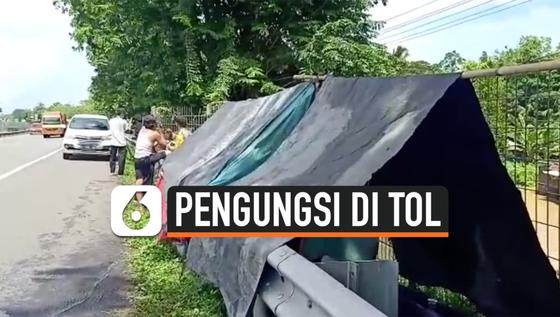 VIDEO: Puluhan Korban Banjir Bangun Tenda Pengungsian di Pinggir Tol Jakarta-Merak