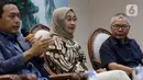 Direktur Riset Center of Reform on Economics (CORE) Indonesia, Piter Abdullah (kanan) menyimak jawaban Anggota Komisi VI DPR F-NasDem Rudi Hartono Bangun dalam diskusi demokrasi dengan topik "Subsidi Minyak Goreng, Kinerja Badan Pengelola Dana Perkebunan Kelapa Sawit (BPDPKS) Dipertanyakan" di gedung DPR/MPR, Jakarta, Rabu (25/5/2022). Dalam paparan, anggaran untuk Peremajaan Kelapa Sawit adalah Rp 1,34 triliun dan Insentif Biodiesel senilai Rp 51,951 triliun. (Liputan6.com/Angga Yuniar)