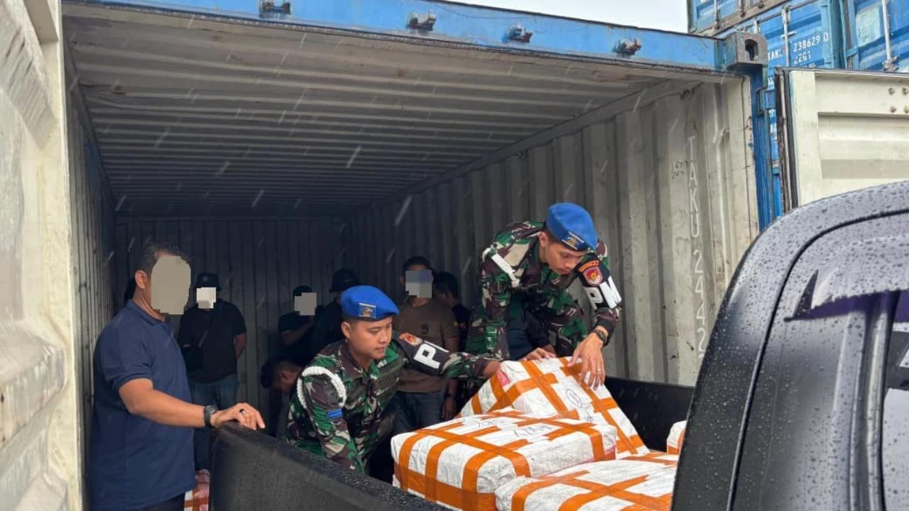 TNI AL dan Bea Cukai Gagalkan Penyelundupan Barang Ilegal di Jayapura