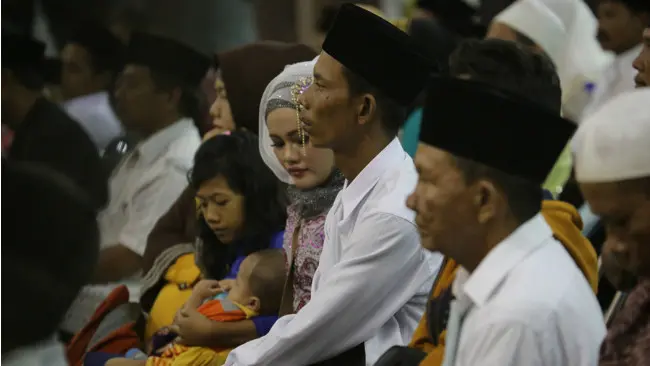 Wali Kota Surabaya, Tri Rismaharini memberi pengarahan kepada 54 pasangan nikah dalam acara Pelayanan Terpadu Pelaksanaan Sidang Isbat Nikah Tahap II, Kamis (28/9/2017). (Liputan6.com/ Dian Kurniawan)