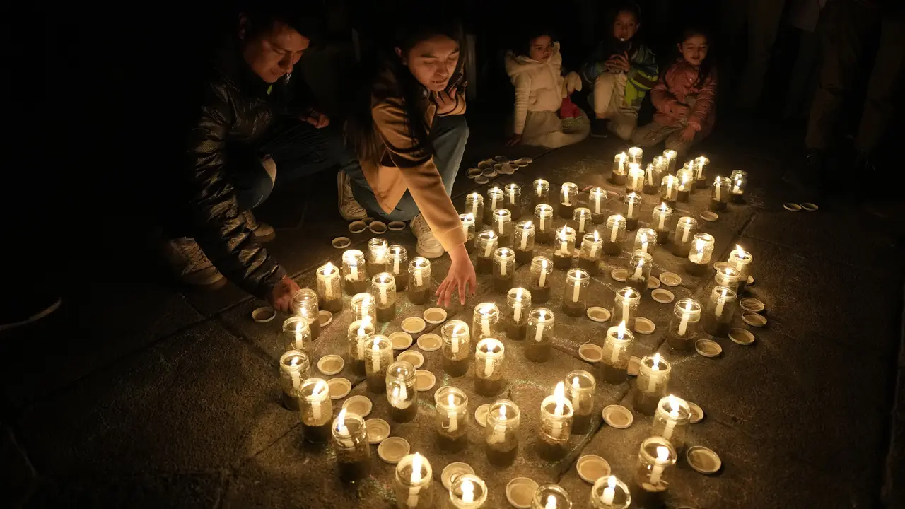 Peringatan Earth Hour 2023 di Penjuru Dunia