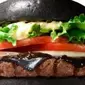 Sesuai dengan namanya, burger itu disajikan dengan roti, keju dan saus yang berwarna hitam.