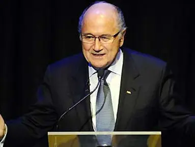 Presiden FIFA Joseph Sepp Blatter dalam pidatonya di acara peluncuran resmi logo PD 2014 di Brasil, yang digelar di Sandton Convention Center, Johannesburg, 8 Juli 2010. AFP PHOTO / GIANLUIGI GUERCIA 