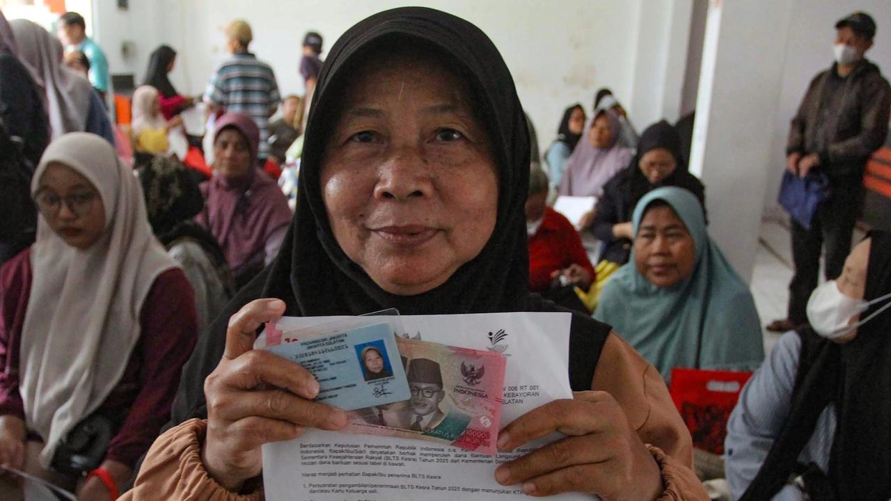 FOTO: Warga Antre Memadati Kantor Pos untuk Mengambil BLT Kesra 2025