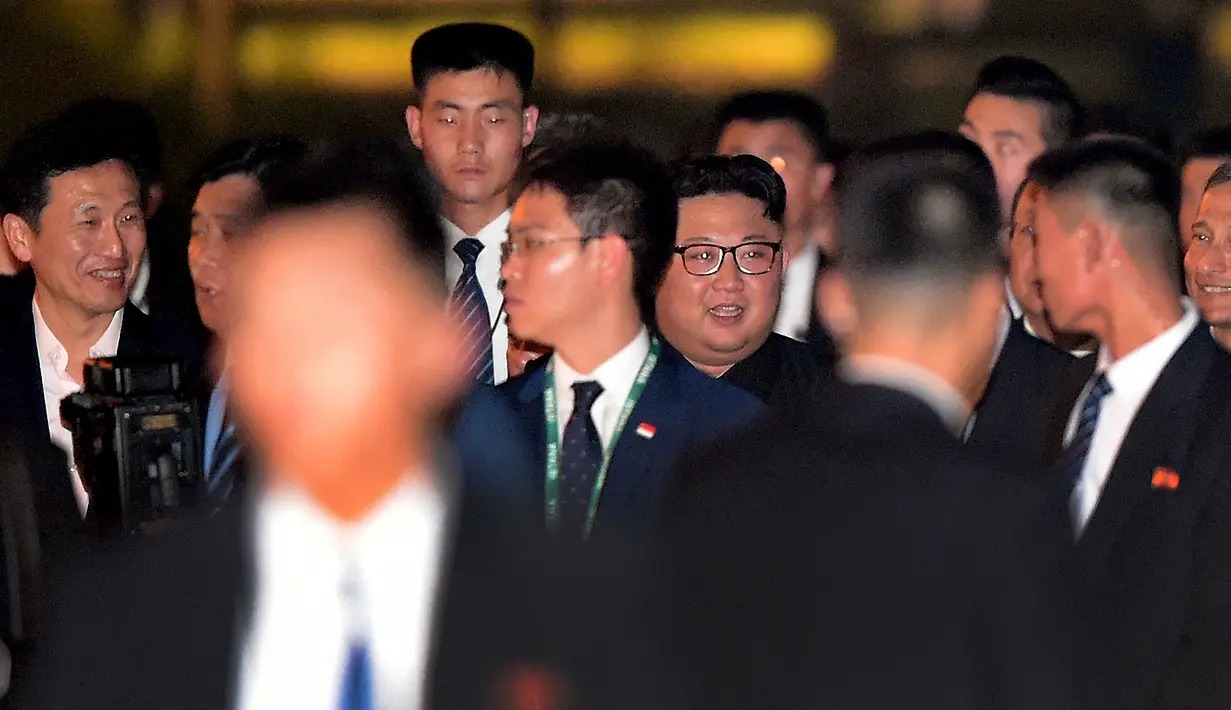 Pemimpin Korea Utara Kim Jong-un (tengah) ditemani Menteri Pendidikan Singapura, Ong Ye Kung (kiri) dan Menteri Luar Negeri, Vivian Balakrishnan saat mengunjungi situs-situs ikonik Singapura, Senin (11/6). (AP Photo/Joseph Nair)