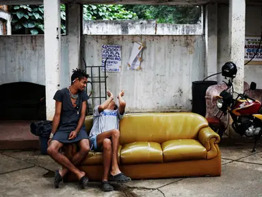 Dua orang anggota LGBT bercanda di halaman gedung tua di Sao Paulo, Brasil (17/11). Mereka adalah anggota kaum LGBT yang telah diundang untuk bergabung bersama kelompok sosial Gerakan Tanpa Atap. (Reuters/Nacho Doce)