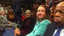 Anggota dewan Partai Demokrat Amerika Serikat menggelar protes dengan duduk di lantai saat kongres di Dewan Perwakilan Rakyat AS, Rabu (22/6). Mereka mendesak pimpinan DPR melakukan voting soal pengendalian senjata. (REUTERS/U.S. Rep.John Yarmuth/Handout)