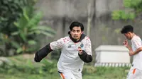 Angga Prasetya saat masih menjadi pesepakbola. (Sumber Foto : Gloaming)