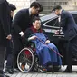 Shin Kyuk-ho tiba di Central District Court di Seoul dengan menggunakan kursi roda (22/12/2017). (AP Photo/Lee Jin-man)