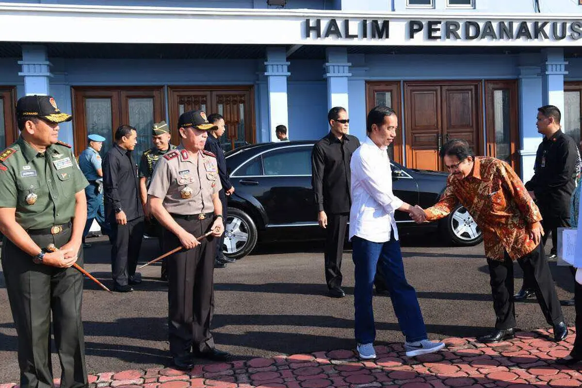 Presiden Jokowi tampil sporty sekaligus kasual dengan sneakers Nike berwarna abu-abu dan celana jeans saat berkunjung ke Tasikmalaya.