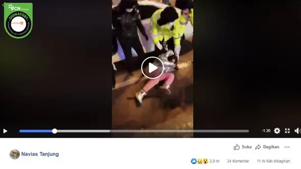 Gambar Tangkapan Layar Video Seorang Wanita Diseret Paksa Polisi di China